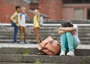 mi-hijo-no-tiene-amigos-grupo-de-ninos-riendose-de-una-chica